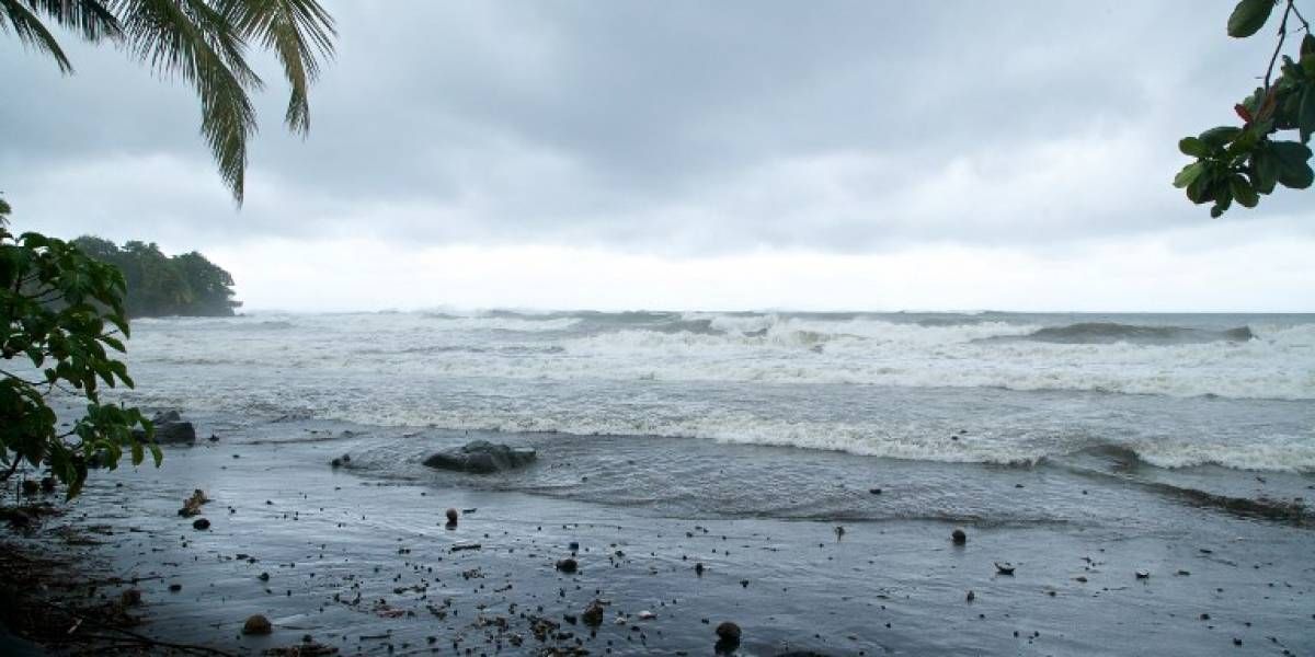 El huracán "María", de categoría 5, alcanza la isla de Dominica con máxima potencia