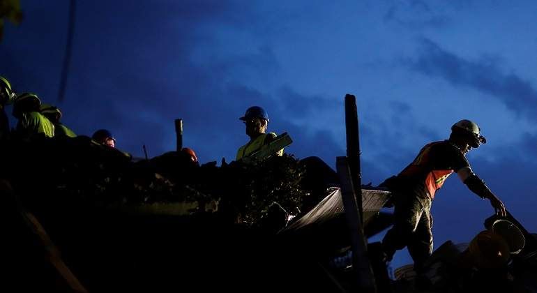México sigue buscando entre los escombros; muertes llegan a 286 tras sismo
