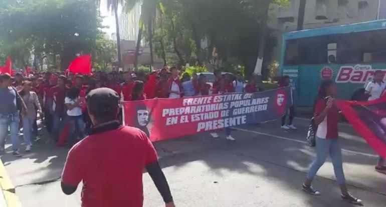 Con marchas recuerdan en Acapulco a los 43 normalistas desaparecidos