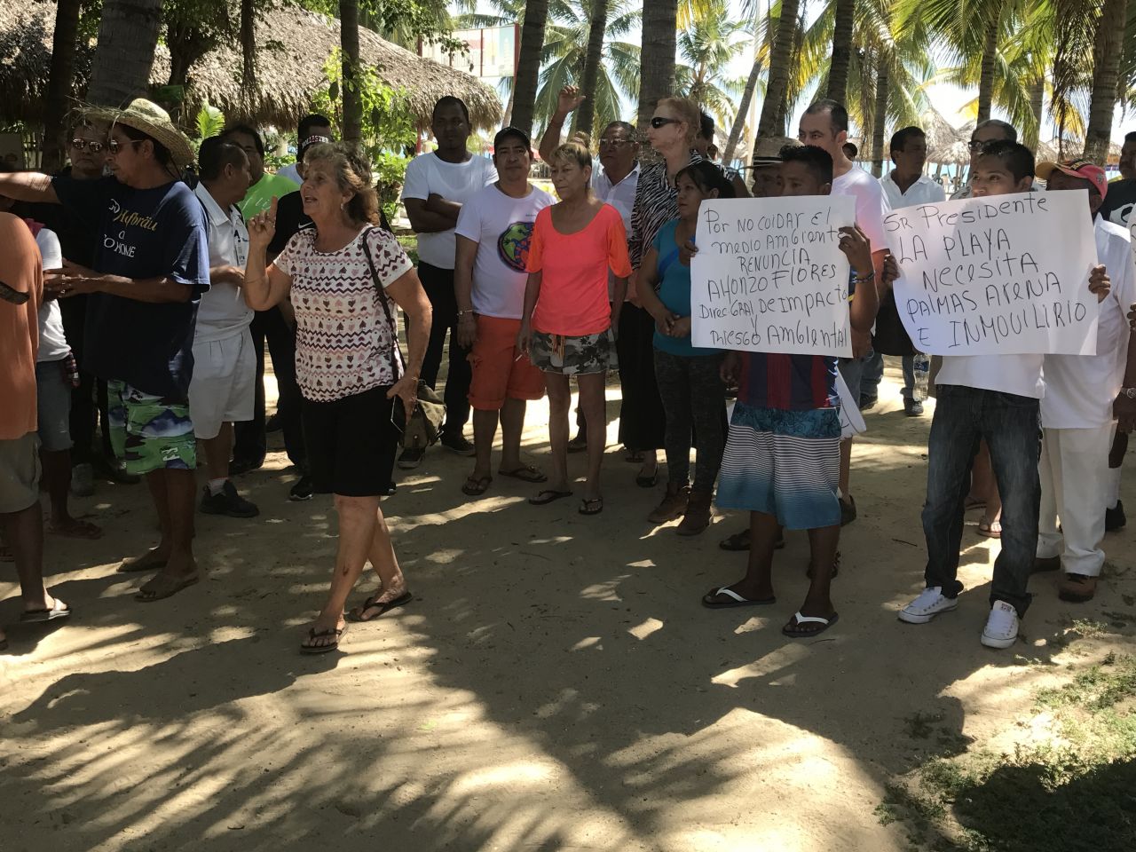 Protestan turisteros en Acapulco; exigen no derribar las palmeras de la playa 
