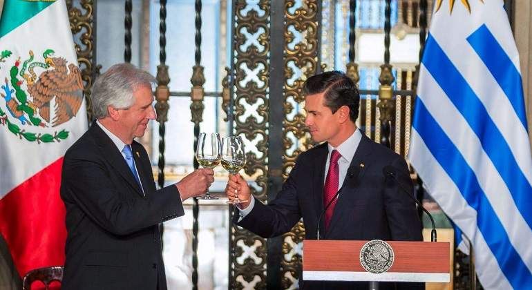 Peña Nieto confunde a Uruguay con Paraguay ante Tabaré Vázquez