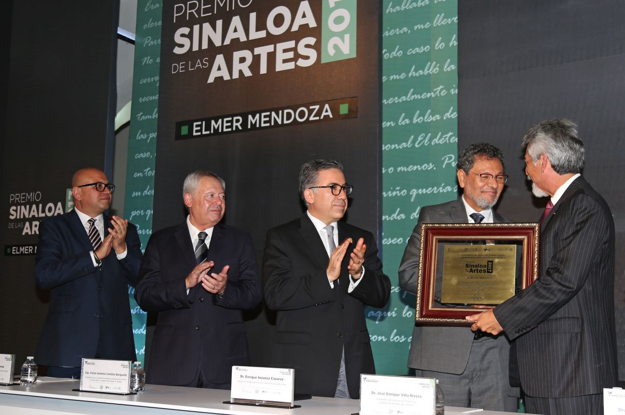Llama Élmer Mendoza a diluir la ’historia negra’ de
Sinaloa mostrando las cosas hermosas