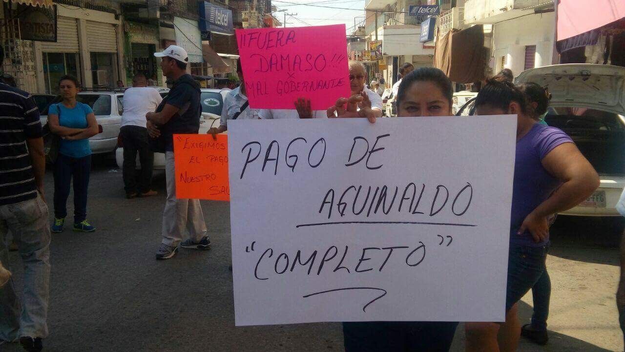 Protestan en la calle trabajadores del ayuntamiento de Atoyac por falta de pago