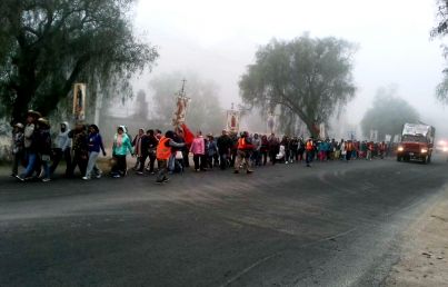 Peregrinos complican circulación sobre la carretera México-Pachuca

