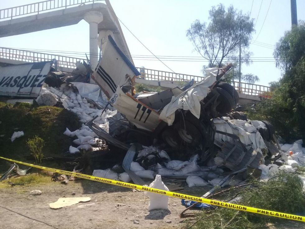 Volacadura de trailer deja un muerto y cinco heridos en la Texcoco - Calpulalpan  