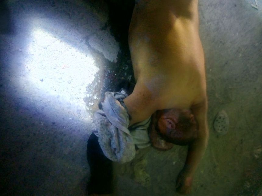 Semidesnudo encuentran el cadáver de un hombre en Valle de Chalco