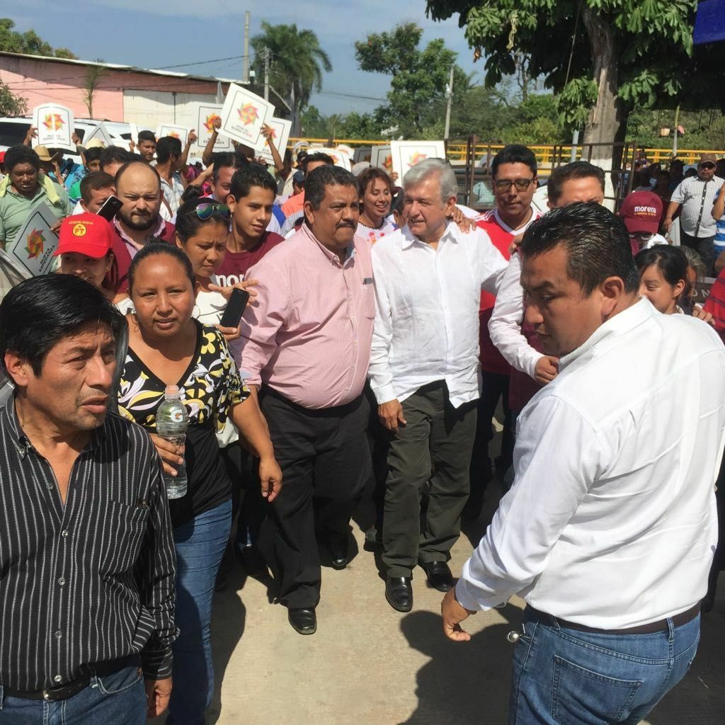 Camina Óscar Chávez junto a López Obrador en Guerrero 