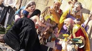 Activista topless intenta robar al Niño Jesús en el Vaticano