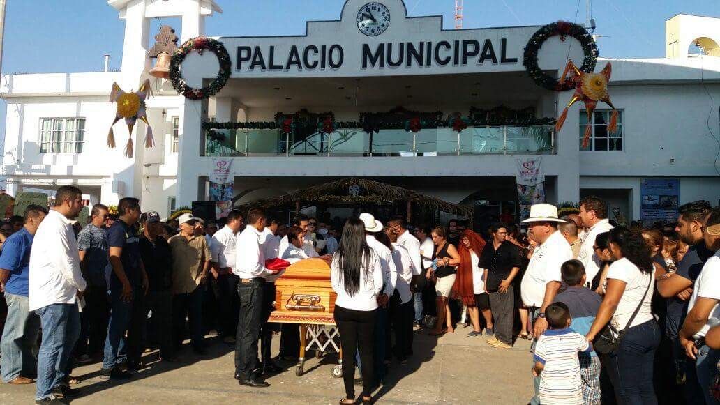 Dan último adiós al alcalde de Petatlán, Arturo Gómez Pérez 