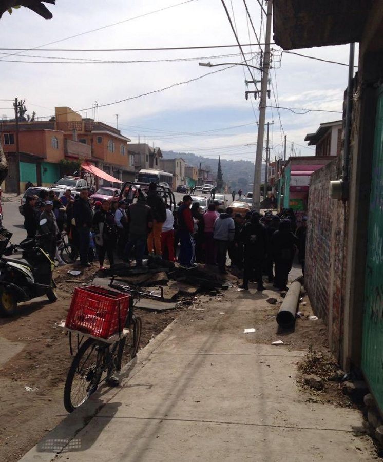 
Policías municipales de Los Reyes arremeten a garrotazos contra vecinos