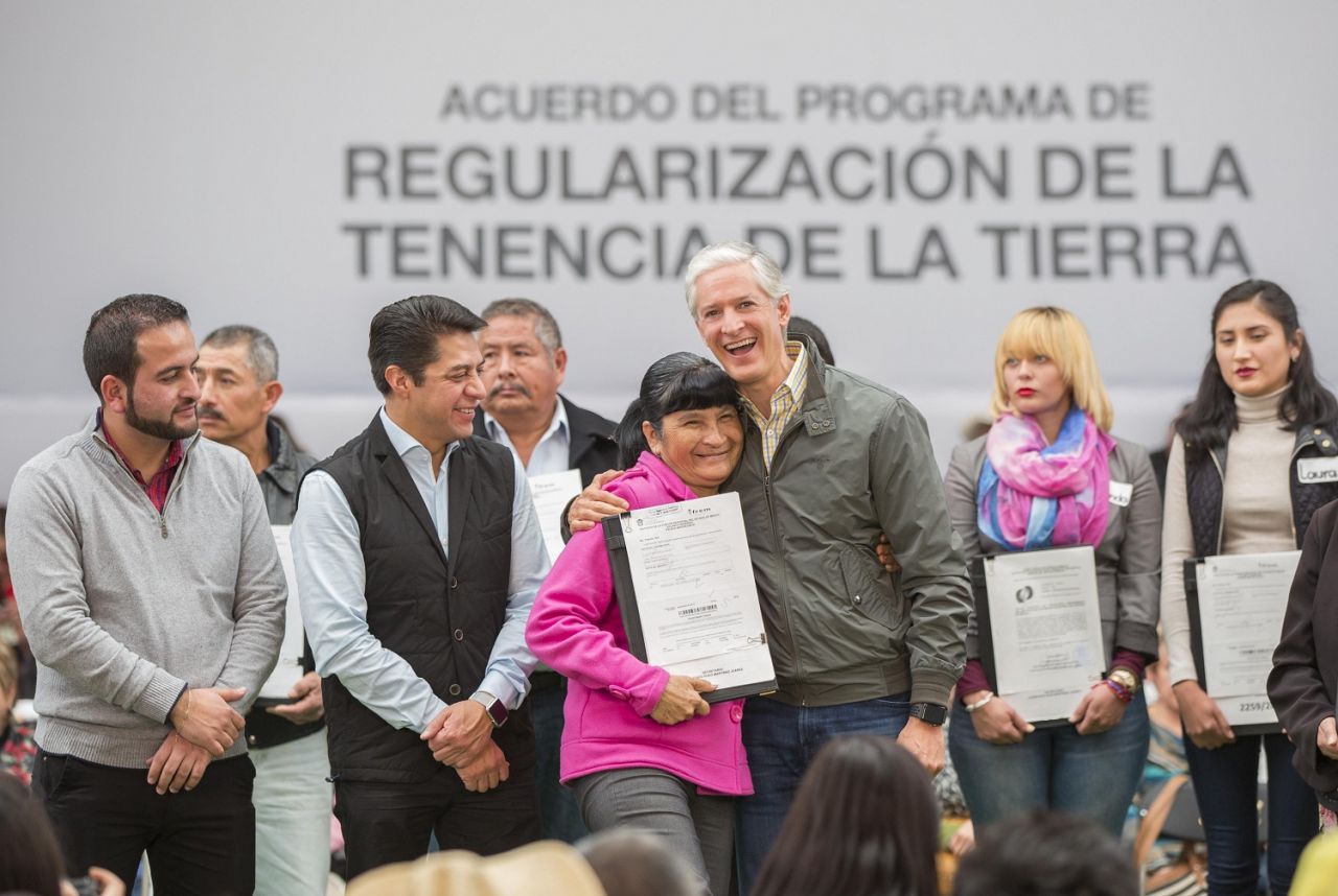 
Firma  Alfredo  Del  Mazo acuerdo para entregar escrituras a más familias mexiquenses