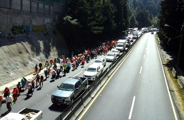 Peregrinos avanzan sobre carretera México-Toluca rumbo a la Basílica 