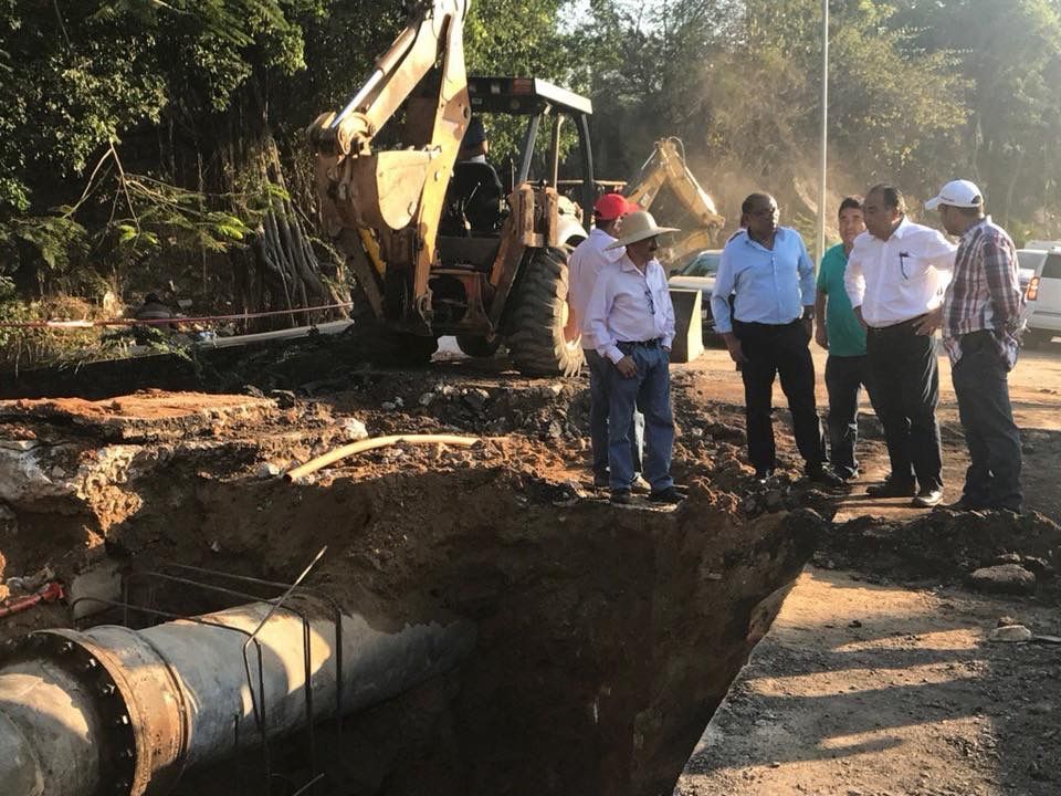 Supervisa Astudillo obra de reparación en la fractura del sistema de agua potable del Distribuidor Vial de Puerto Marqués 