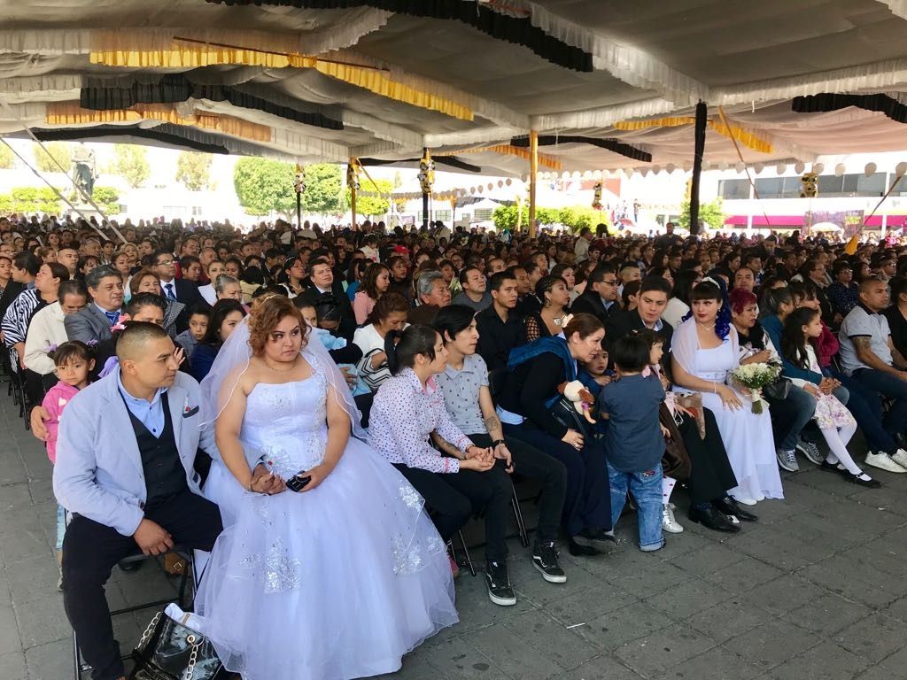 Se unen en matrimonio más de mil  parejas en bodas colectivas en Neza