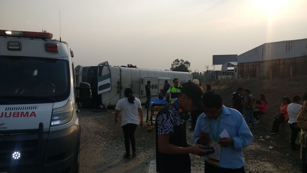 Volcadura de autobús de pasajeros en la autopista Puebla-México deja cinco heridos