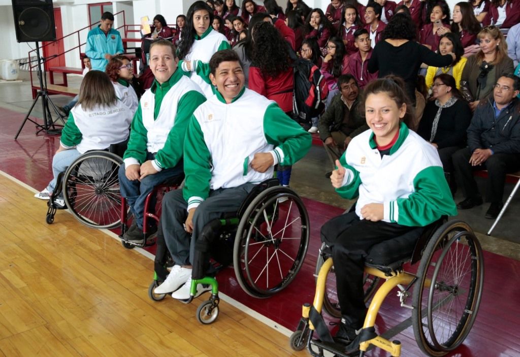 Delegación mexiquense de deportistas sobre silla de ruedas abanderada