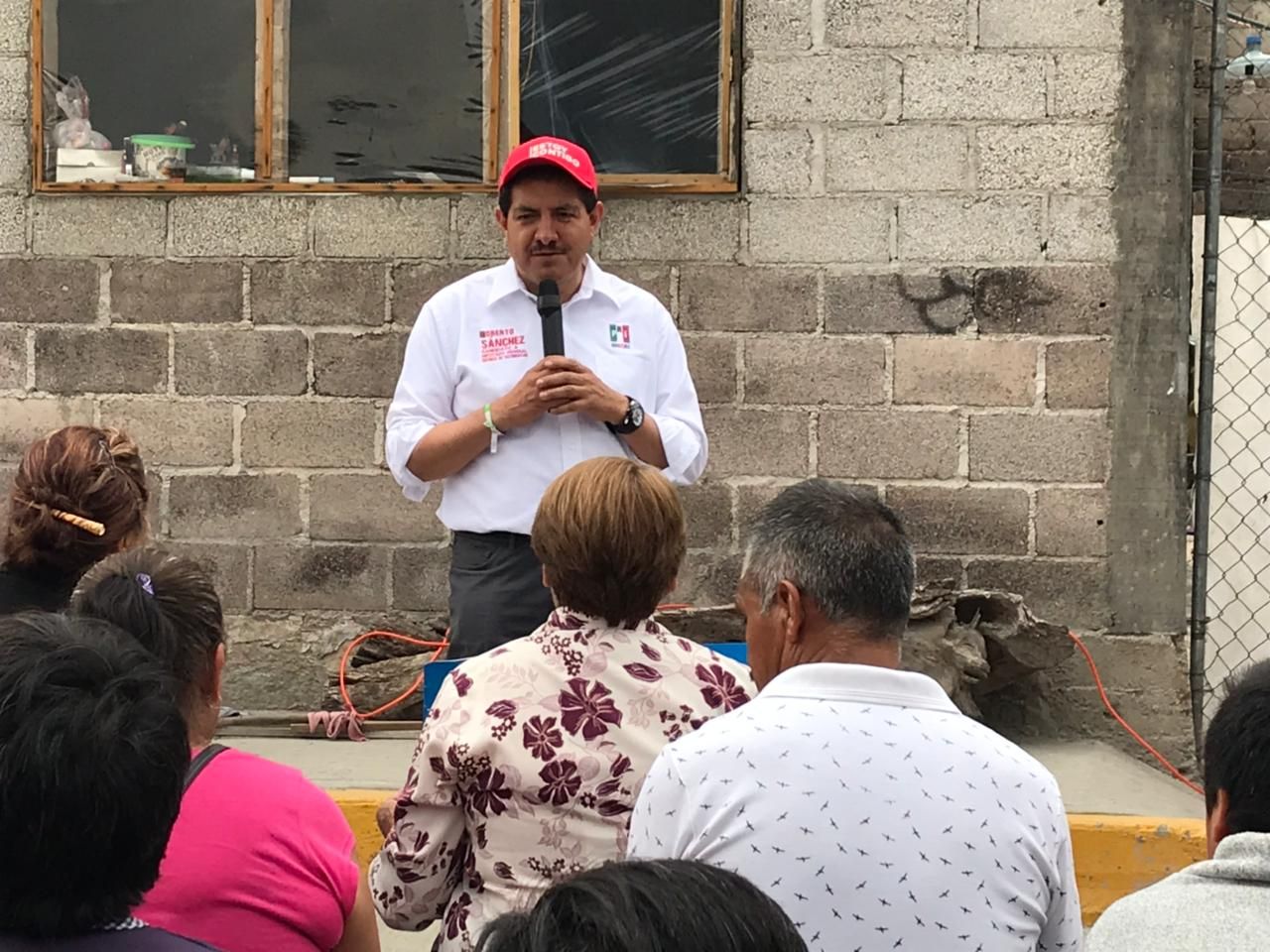 Roberto Sánchez Campos recorre comunidades de Tepetlaoxtoc