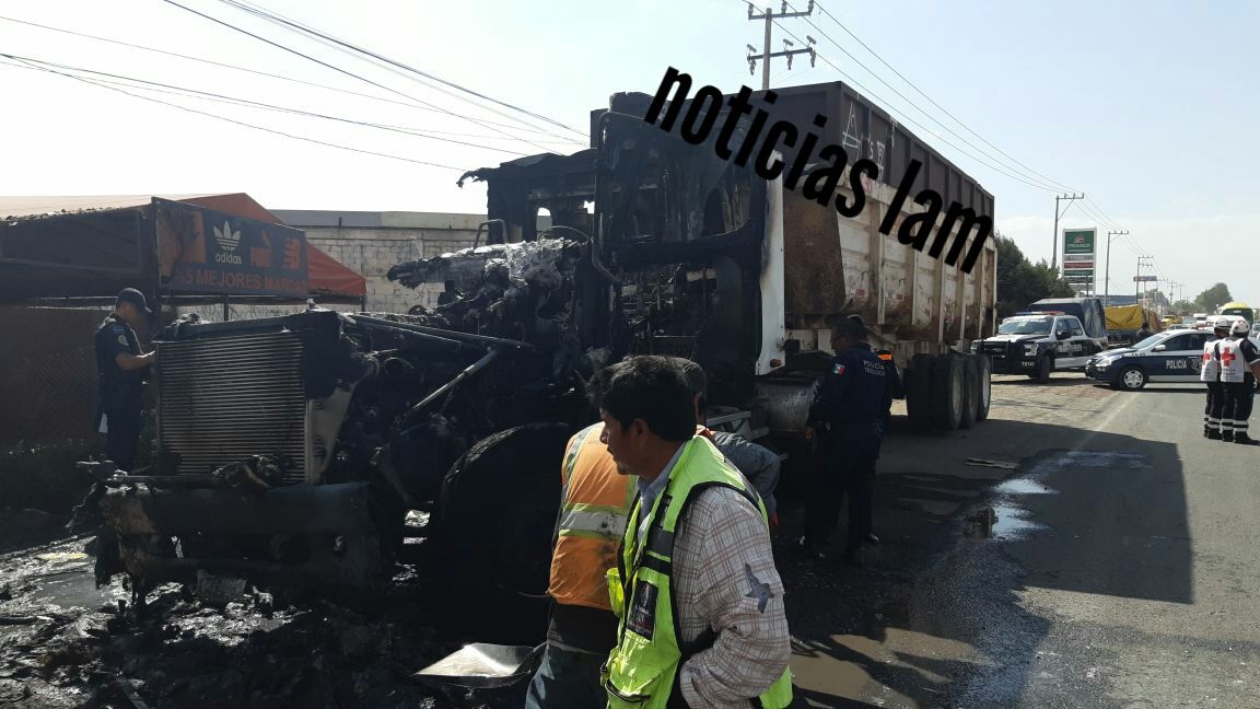 Se incendia góndola cuando circulaba en la Texcoco-Lechería; conductor sale ileso

