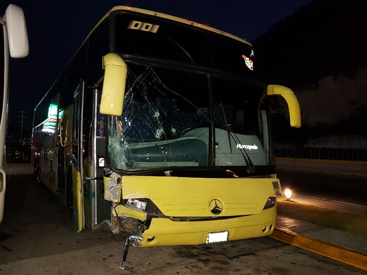 Atacan autobús con turistas en la Autopista del Sol; 4 heridos 