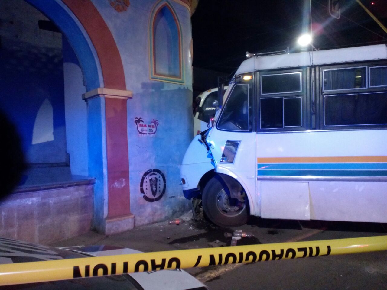 Un fallecido y nueve lesionados deja choque entre dos camiones en centro de Texcoco 