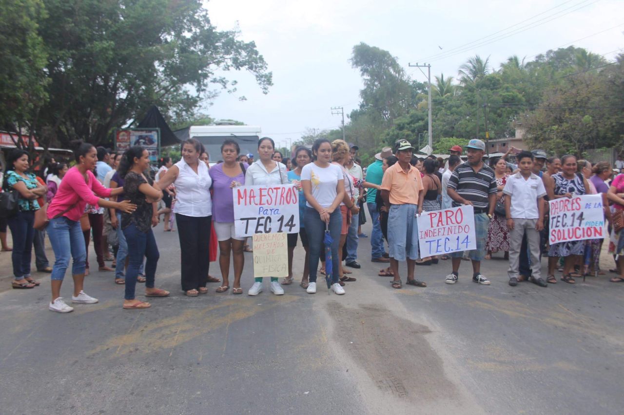 Cierran la carretera alumnos y padres de familia de una escuela de Petatlán