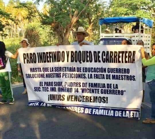 Ante cerrazón de la SEG, vuelven a bloquear la carretera padres de familia en Petatlán