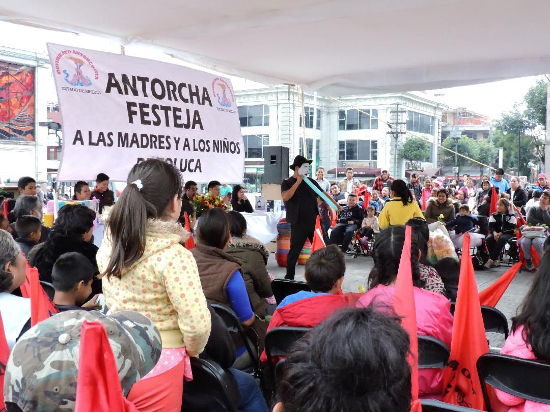 Antorcha celebra el Día de la Madre y del Niño en el centro de Toluca
