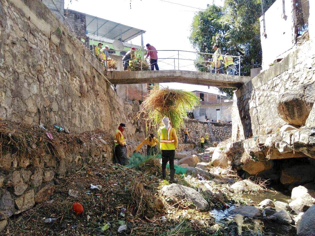 Sigue Servicios Públicos con la limpieza de los cauces pluviales en Acapulco 