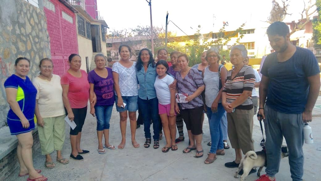 Vecinos de la Infonavit Alta Progreso van con Abelina López 