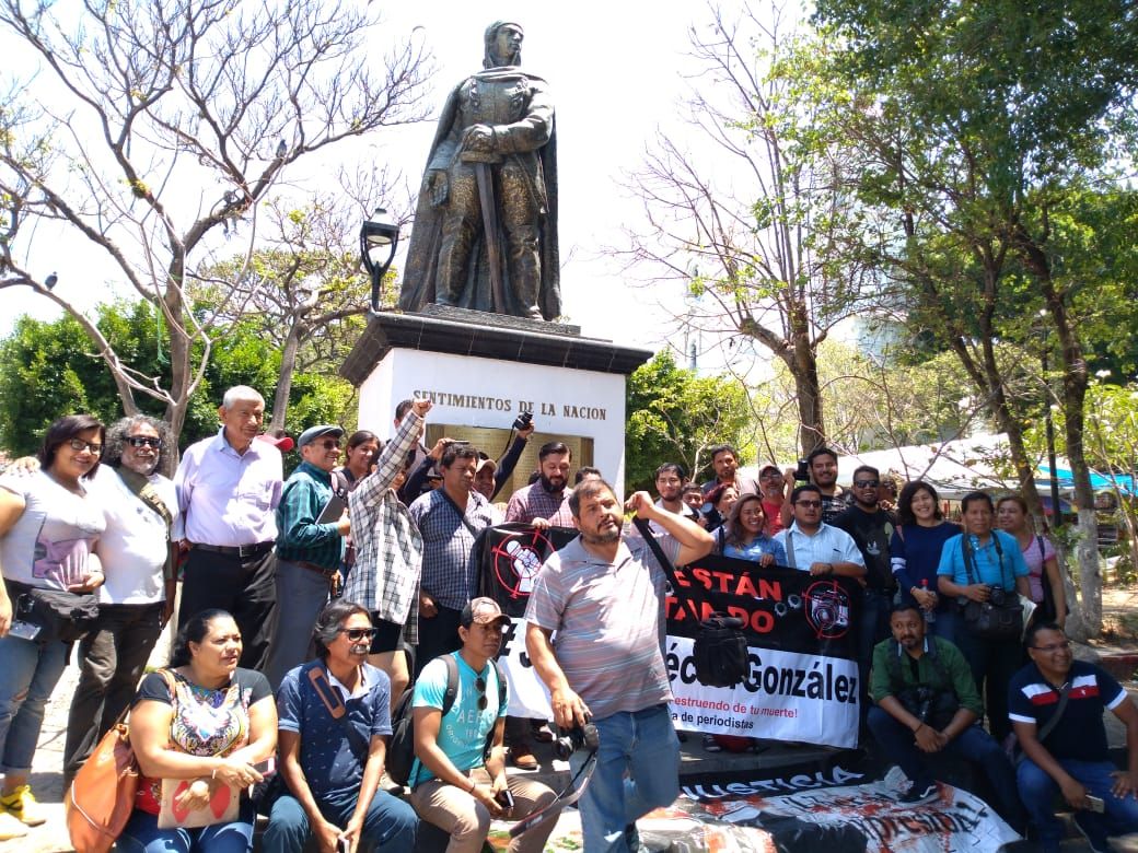Marchan periodistas en repudio a la violencia en contra del gremio