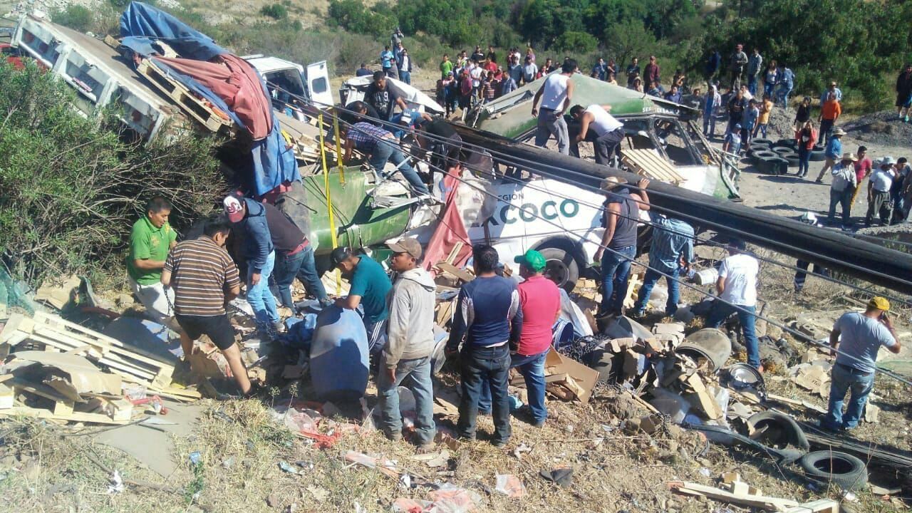 Choque entre un camión torton y una microbús de la Mexico-Texcoco deja 8 muertos y varios heridos