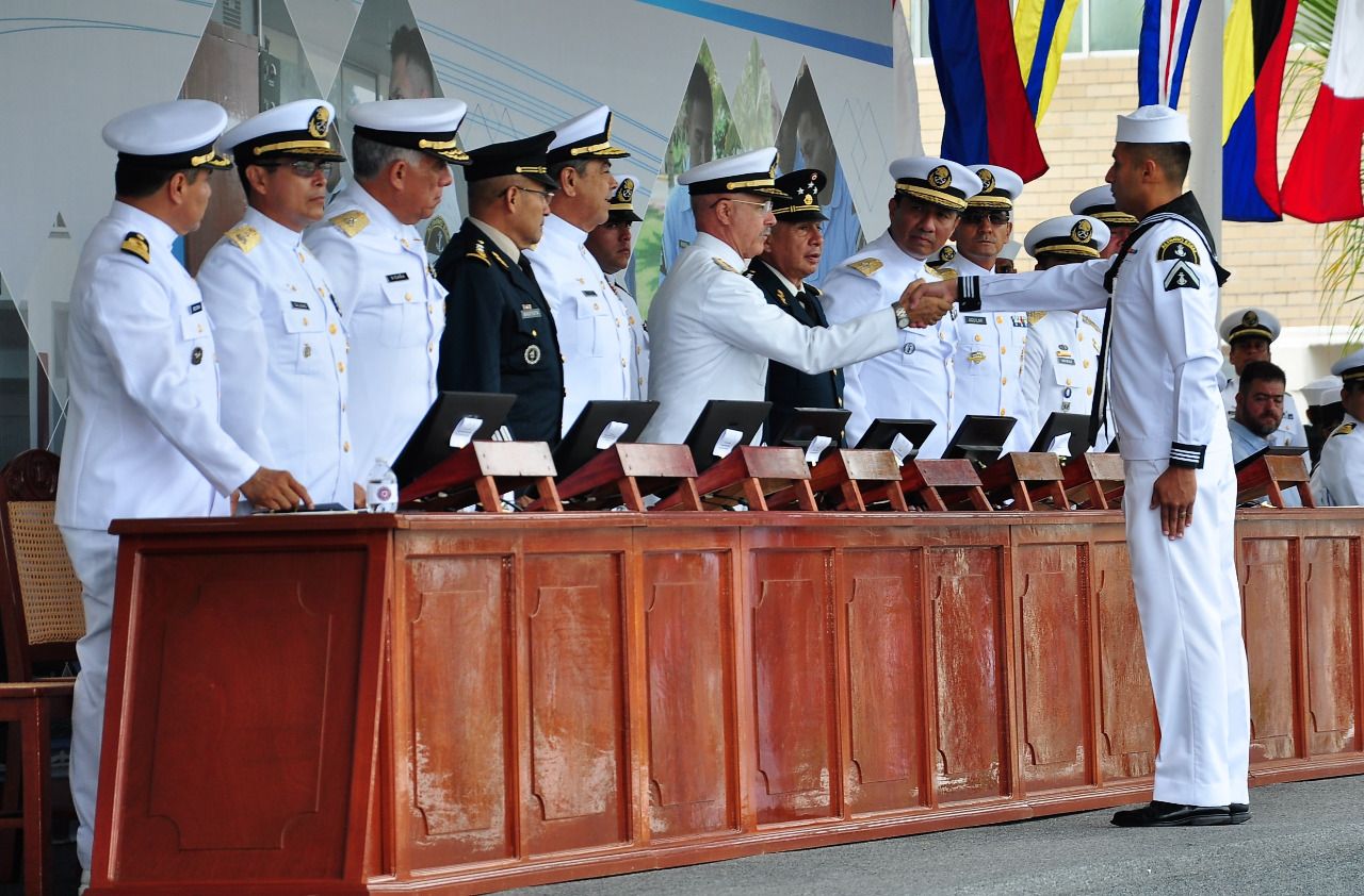 Se gradúan cadetes en la Secretaria de Marina