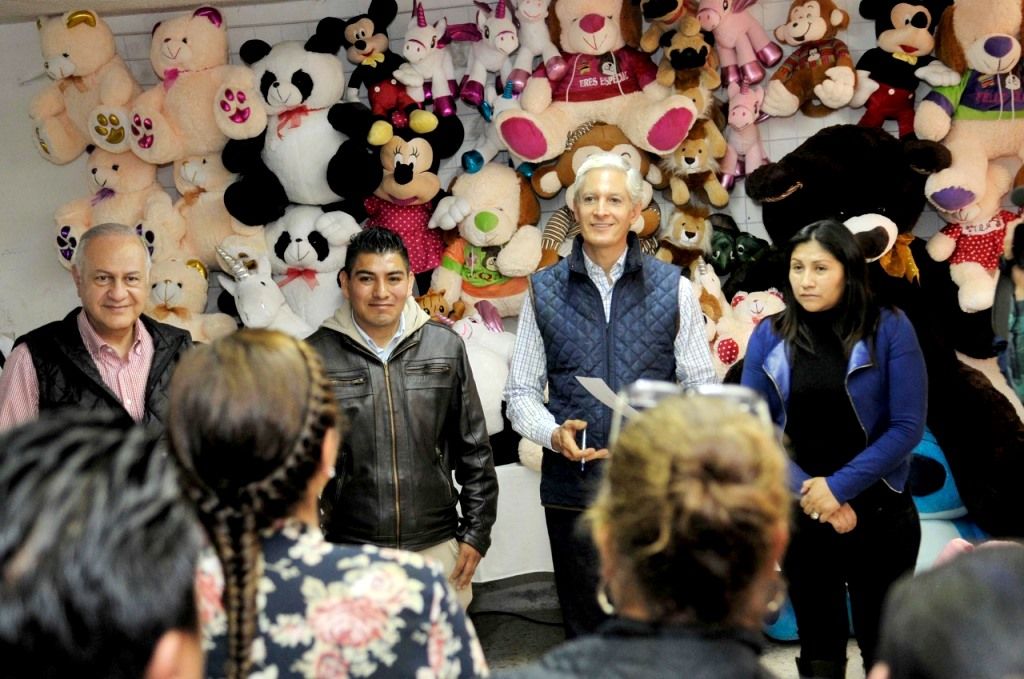 El gobernador reconoce el trabajo de productores de muñecos de peluche de Xonacatlán 