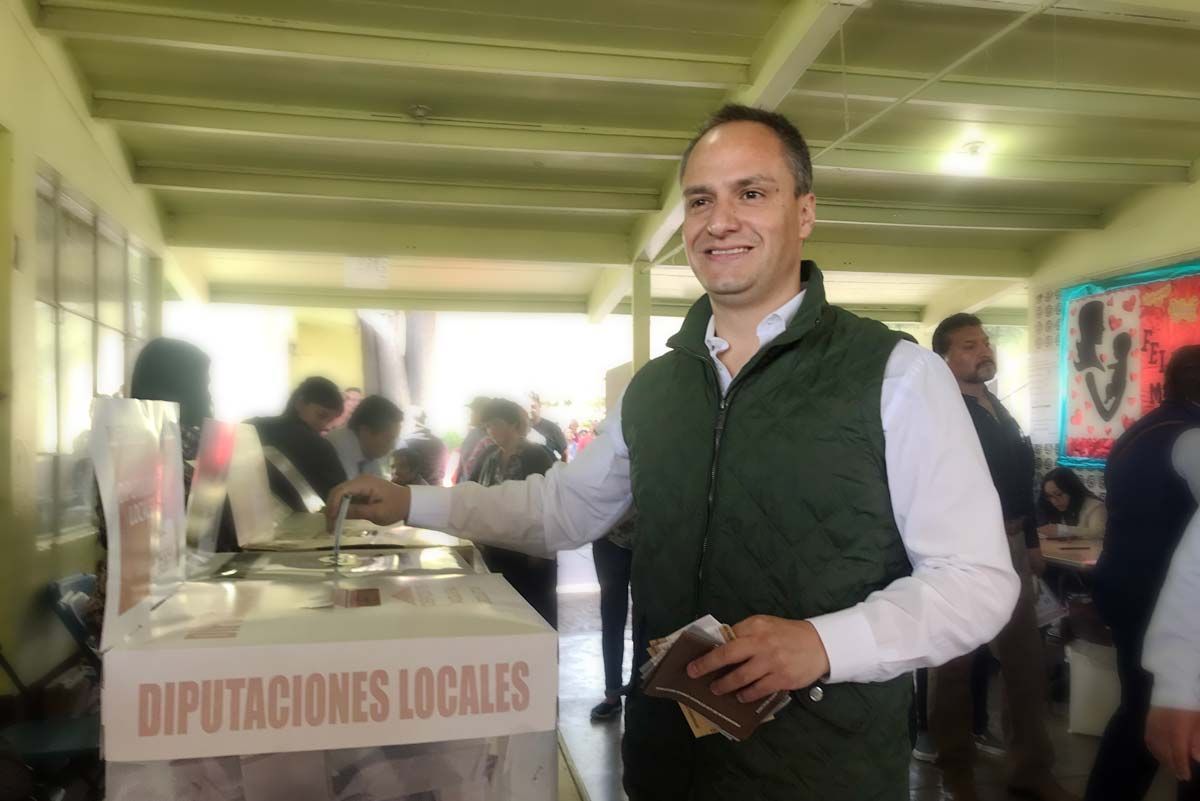 Jesús Cuanalo, candidato a presidente de Texcoco por el PVEM, vota en la comunidad de San Sebastian