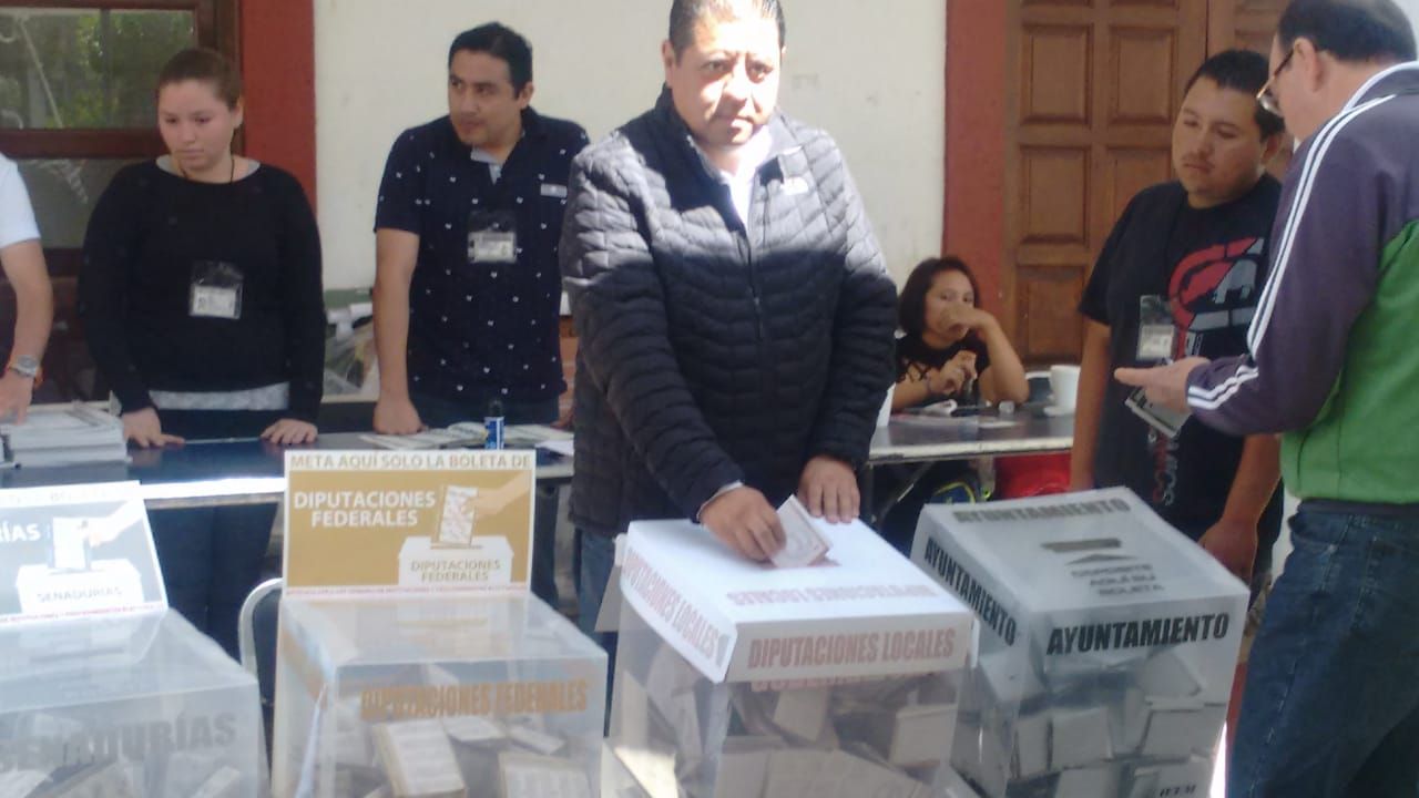 Luis Enrique Islas Rincón voto en la sección 3940 de Papalotla