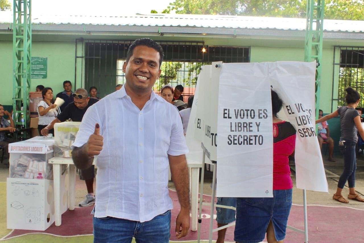 Emite su voto el presidente del PAN en Guerrero 