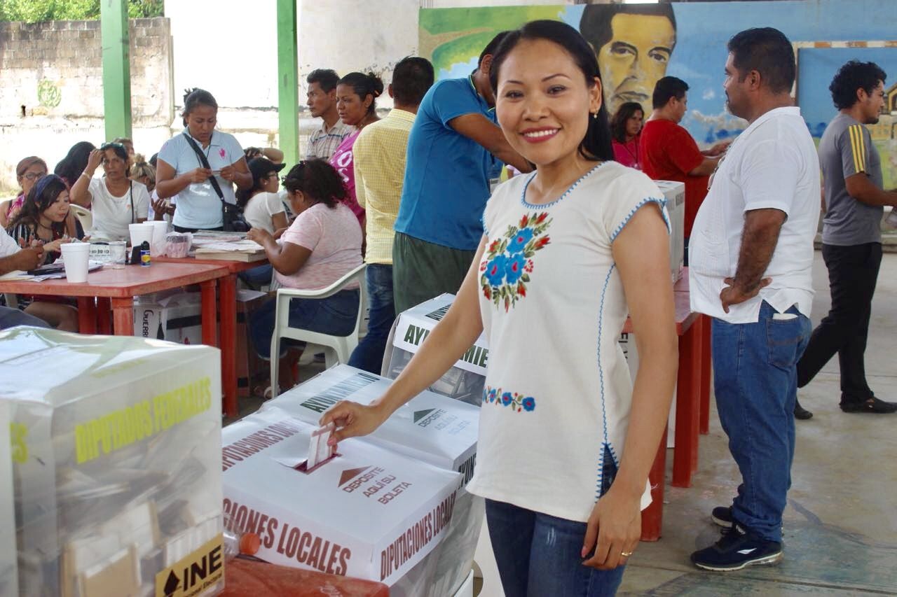 Vota Lupita González en Acapulco y pide a los pobladores emitir su sufragio 