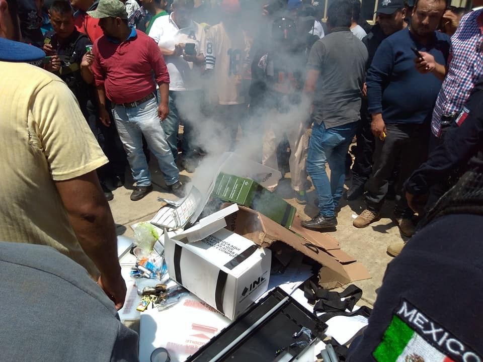 Indígenas se apoderan de material electoral en casilla en Chilchota y lo queman 