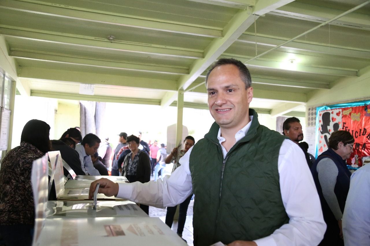 Jesús Martín Cuanalo Araujo aspirante a la presidencia municipal de Texcoco emite su voto.