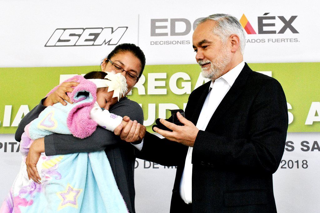 El ISEM entrega auxiliares auditivos a niños mexiquenses
