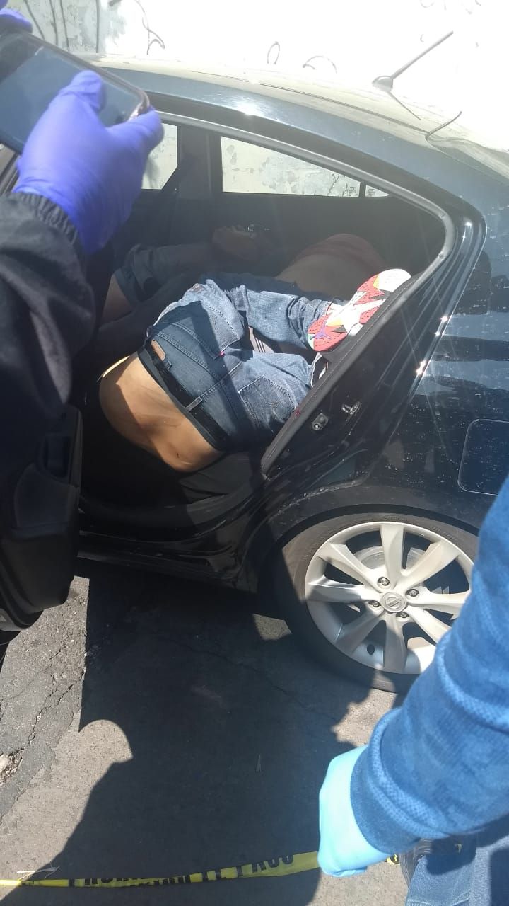 Encuentran cinco cuerpos con lesiones de bala en coche abandonado en calles de Nezahualcóyotl