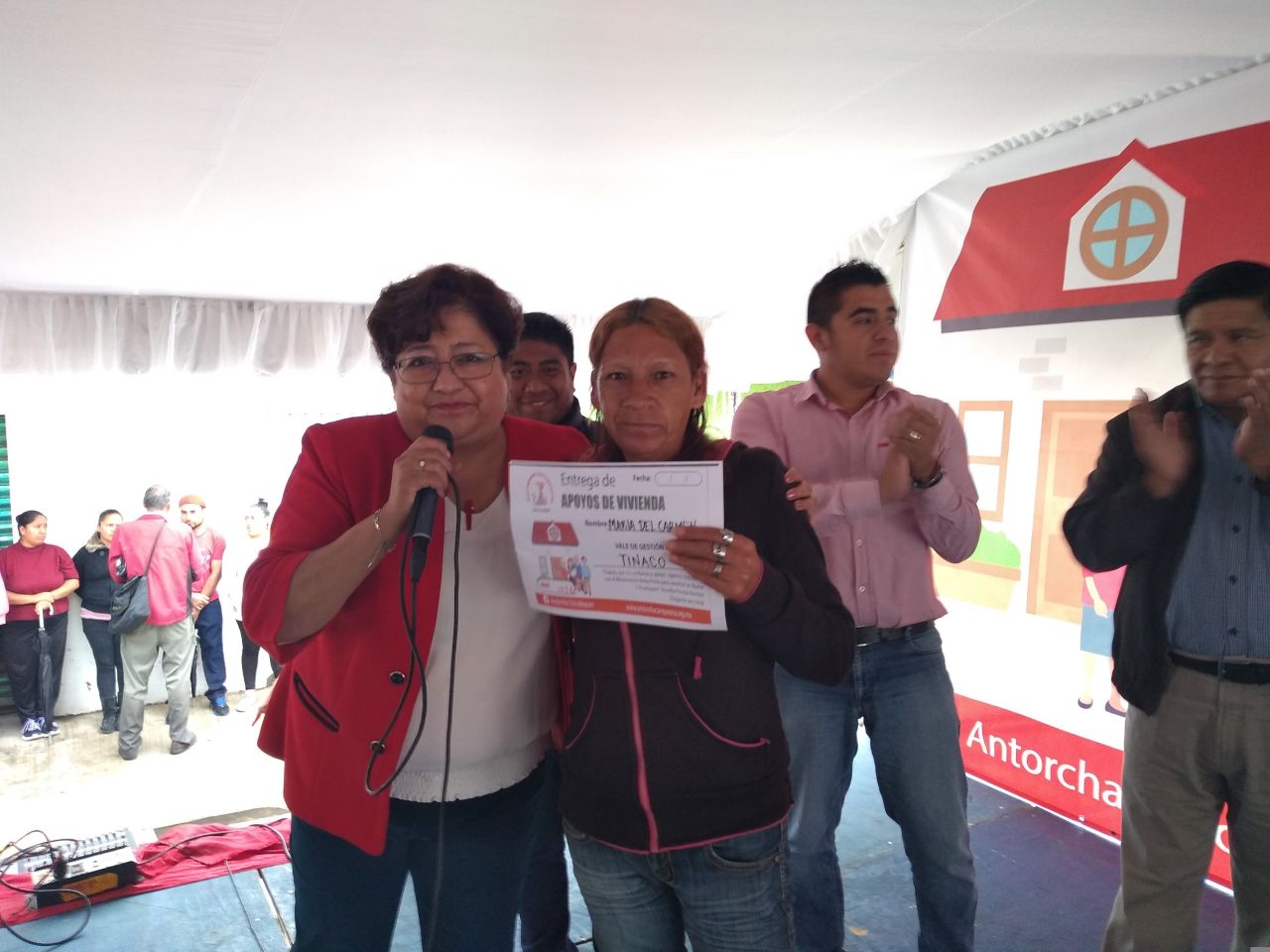 Rosalba Pineda entrega apoyos y presenta equipo de trabajo en Chicoloapan