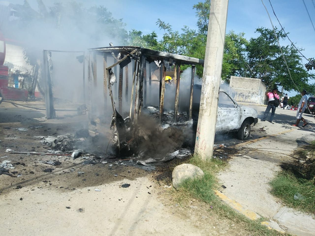 Incendian otra camioneta de la Marinela en Acapulco