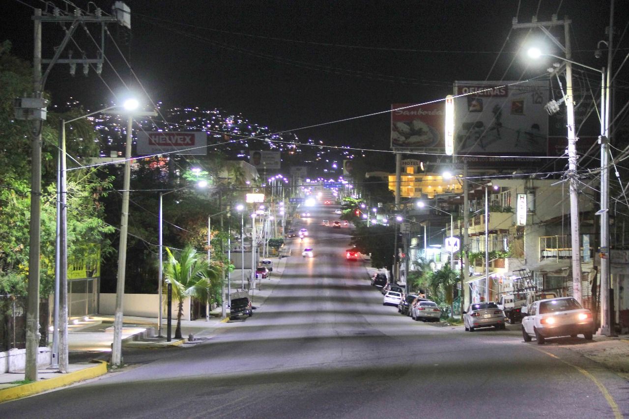 Inaugura Evodio alumbrado público en la avenida Farallón, de Acapulco 