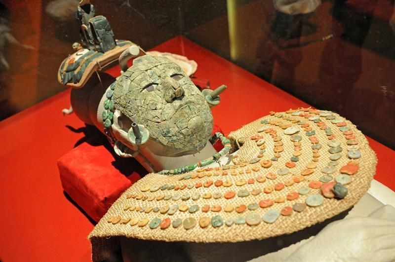 Exhiben en la Cdmx el ajuar funerario de la Reina Roja, un tesoro maya