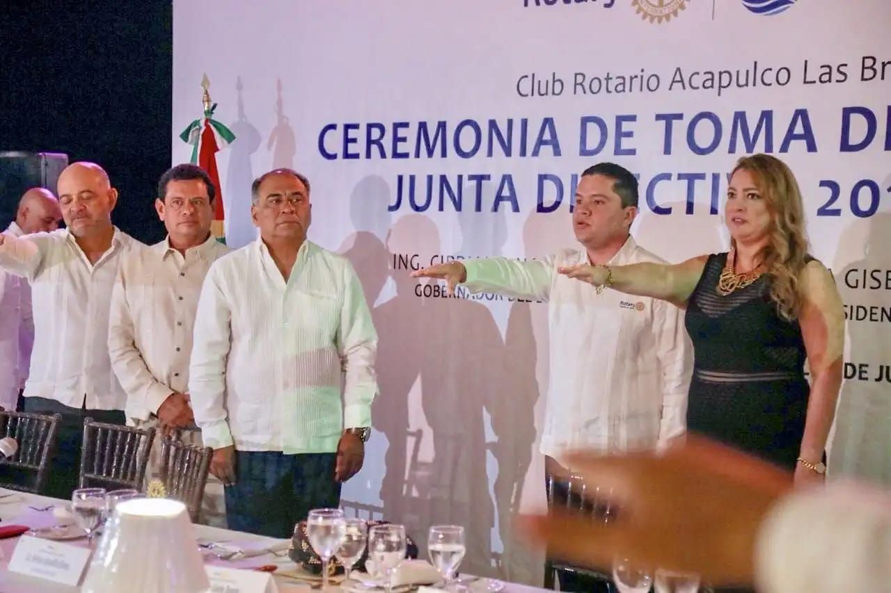 Toma protesta el gobernador Astudillo al Club Rotario Acapulco-Las Brisas 2018-2019
