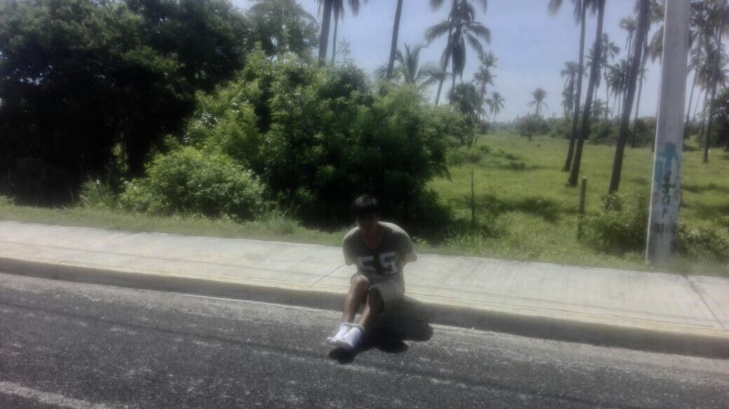 Lanzan desde un vehículo a un joven
maniatado y golpeado, en Acapulco