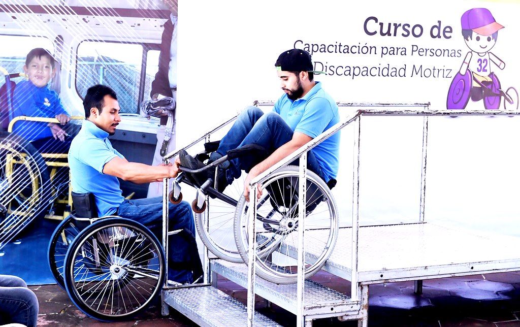 Rompen barreras físicas mexiquenses en silla de ruedas