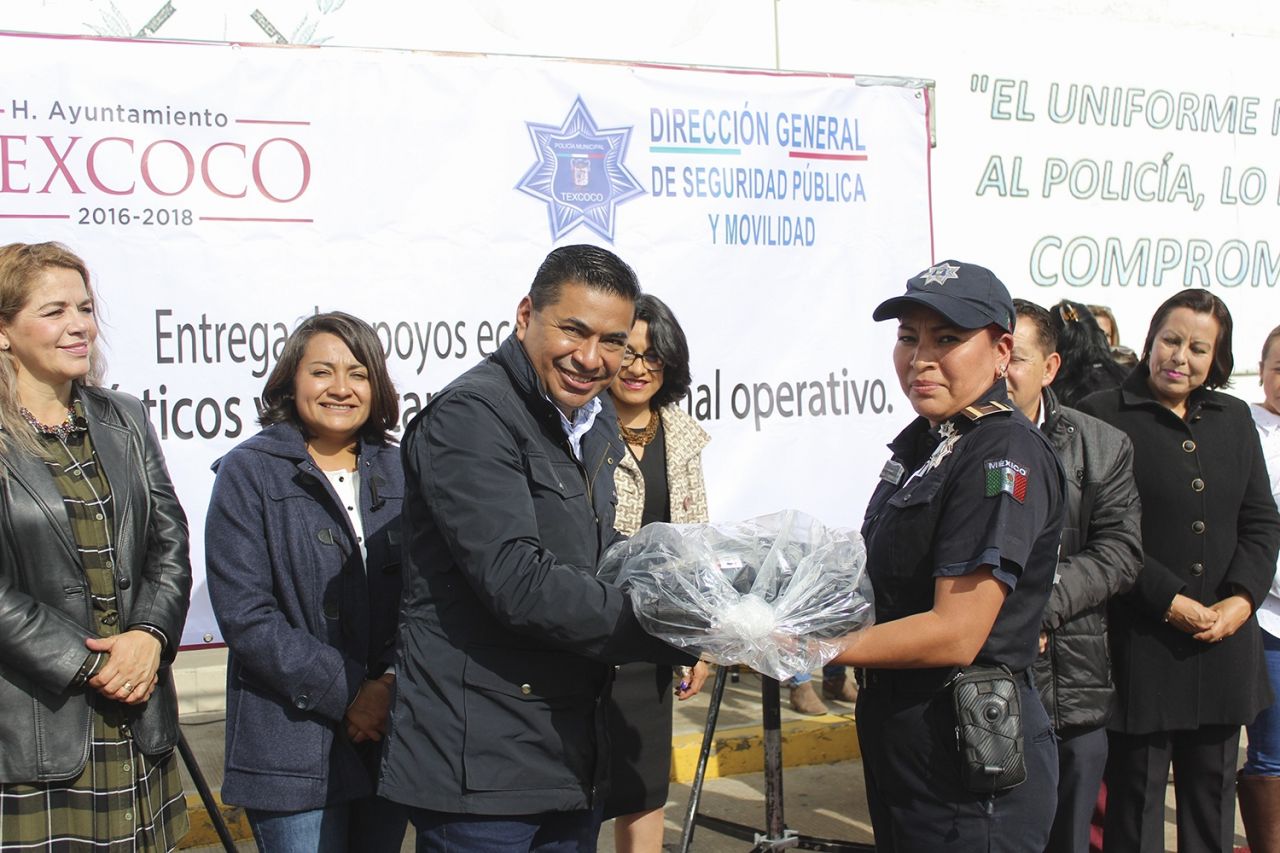 Alcalde de Texcoco entrega estímulos y equipo a elementos de la seguridad pública y movilidad  