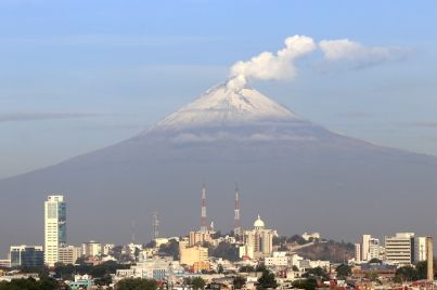 
Volcán Popocatépetl emite fumarola con ceniza